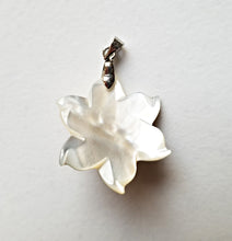 将图片加载到图库查看器,HAPPY000051 SP   3X3cm Flower Shape Pearl and Shell Pendant (Pink and Black)