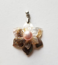 将图片加载到图库查看器,HAPPY000051 SP   3X3cm Flower Shape Pearl and Shell Pendant (Pink and Black)