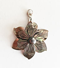 将图片加载到图库查看器,HAPPY000051 SP   3X3cm Flower Shape Pearl and Shell Pendant (Pink and Black)