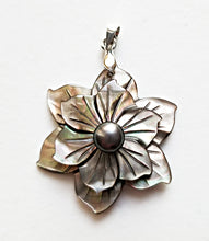 将图片加载到图库查看器,HAPPY000051 SP   3X3cm Flower Shape Pearl and Shell Pendant (Pink and Black)