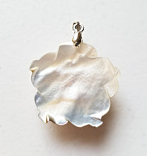 将图片加载到图库查看器，HAPPY000051 SP - FF   3X3cm Flower Shape Shell Pendant