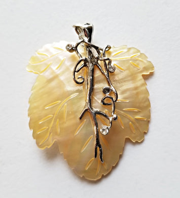 HAPPY000062 SP   5.5X4.6cm Oyster Shell Pendant (Yellow and black colors)